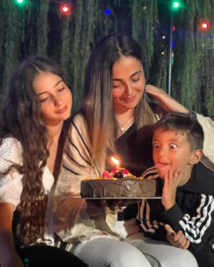 Aggeliki Daliani Instagram - Birthday party 🎈
** Ένα απλό πάρτυ γενεθλίων με διακριτικότητα και καθόλου ανυπομονησία για την τούρτα 😂😂🎂#Nikitas  swipe ➡️ και δες το βίντεο 
•••••••••••••••••••••••••••••••••••••••••
#mybirthday #mykids #partytime #happymoments #birthdaycake #august #summer2023