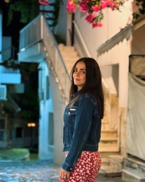 Aggeliki Daliani Instagram - Just strolling…. 
•••••••••••••••••••••••••••••••••••••••••••••••••••••••••••
#islandhopping #familytime ##greekislands #vacationmode 
@manospapagiannis @lydia.papagianny