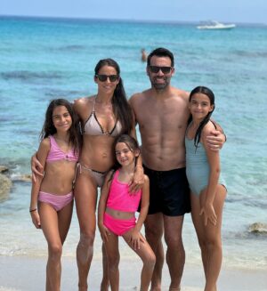 Agustina Lecouna Instagram - . EL MAR (IDEA VILARIÑO)
Tan arduamente el mar,
tan arduamente,
el lento mar inmenso,
tan largamente en sí, cansadamente,
el hondo mar eterno.