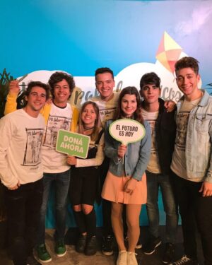 Agustina Palma Instagram - Ustedes lo pidieron!! 20 fotos perdidas de O11CE! 🧨 
Gracias por todos los mensajitos, cada vez son más los que ven la serie x @disneyplus #o11ce 

1. Final de la temporada. 
2. Las chicas del grupo de vóley! 
3. Family 🤍
4. @sabrinacarpenter justo estaba por ahí en una de las fiestas de Once 😂
5. Con Gabo @marianog esperando para grabar. 
6. Mi primera audición para Disney O11ce
7. @sebastian_athie 
8. El futuro es hoy.
9. Evento en las oficinas de Disney Argentina
10. Abrazó final 
11. Ganaron 
12. Escena  dramática 
13. Con mi mamá en la vida real @espejoconstanza que hizo de la mamá de Martina Markinson. 
14. Kids choice award 2017 Argentina. 
15. Mi primera escena 
16. Mi Camarín 
17. Zoe @paulivetrano 
18. Martina y Lorenzo 
19. El IAD 
20. Los amo, gracias por cada uno de sus mensajes y por seguir ahí después de tantos años! Y a los nuevos seguidores que están viendo la serie disfruten mucho, es una serie hecha con mucho mucho amor y bonita energía!❤️✨