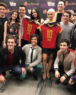 Agustina Palma Instagram - Ustedes lo pidieron!! 20 fotos perdidas de O11CE! 🧨 
Gracias por todos los mensajitos, cada vez son más los que ven la serie x @disneyplus #o11ce 

1. Final de la temporada. 
2. Las chicas del grupo de vóley! 
3. Family 🤍
4. @sabrinacarpenter justo estaba por ahí en una de las fiestas de Once 😂
5. Con Gabo @marianog esperando para grabar. 
6. Mi primera audición para Disney O11ce
7. @sebastian_athie 
8. El futuro es hoy.
9. Evento en las oficinas de Disney Argentina
10. Abrazó final 
11. Ganaron 
12. Escena  dramática 
13. Con mi mamá en la vida real @espejoconstanza que hizo de la mamá de Martina Markinson. 
14. Kids choice award 2017 Argentina. 
15. Mi primera escena 
16. Mi Camarín 
17. Zoe @paulivetrano 
18. Martina y Lorenzo 
19. El IAD 
20. Los amo, gracias por cada uno de sus mensajes y por seguir ahí después de tantos años! Y a los nuevos seguidores que están viendo la serie disfruten mucho, es una serie hecha con mucho mucho amor y bonita energía!❤️✨