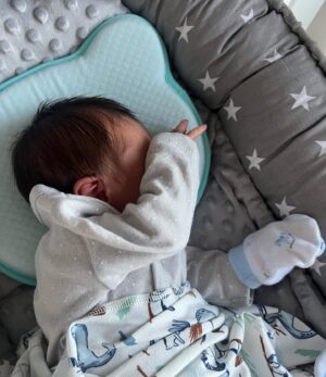 Ahlem Fekih Instagram - Nous sommes heureux de vous présenter notre fils qui fait notre fierté de parent, une étoile est descendue du ciel pour venir illuminer chaque instant de notre vie.
 Ce miracle de la vie s’appelle Younes🤍💙 
اللهم أنبته نباتًا حسنًا، واجعله قرة عين لي و لأبيه، واحفظه وبارك لنا فيه 
واجعله من أهل الصلاح والتقوى🤲🏻🤍
