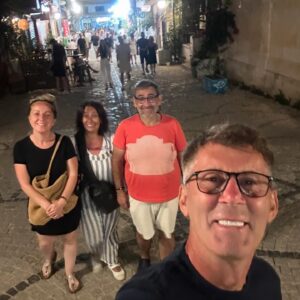 Ahmet Çevik Instagram - Süslü cümleler pek kuramam ama taşınma esnasında bana yardım eden Arkadaşlarıma Teşekkür ederim. İyiki varsınız. 
 @jrrayse @jarrarmehmet @belen_jarrar @healyourcell @ssevaltufann @sahintuhan_official @hakanim72 @aynurdal20 ve boyacı Osman abiye , arayan soran herkese Teşekkür Ederim.