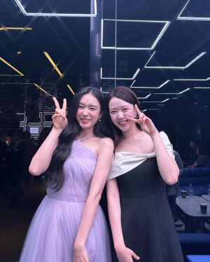 Ahn Eun-jin Instagram - 청룡 시리즈어워즈에서 만난 사람들📸

예쁜 사진 감사합니다🌸