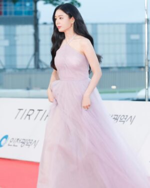 Ahn Eun-jin Instagram - 청룡 시리즈어워즈에서 만난 사람들📸

예쁜 사진 감사합니다🌸