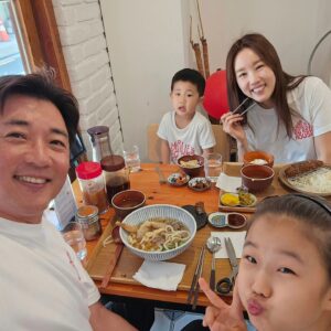 Ahn Jae-wook Instagram - #도현이#유치원#체육대회#부자#낮잠 
😅😂😘🎊