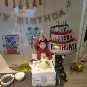 Ahn Jae-wook Instagram - #도현이#3살#생일#happybirthday 

미역국 끓이고,풍선 불었던 아빠와 꼭 기린과 악어.코끼리를 봐야 한다며...ㅎㅎ 
용돈으로 선물 사준 누나는 꼭 안아주고..^^;;
엄마 아빤 안 힘들었어....도현아 ~ 
사랑해 🤣😂😘😘😘💕💕💕