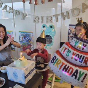Ahn Jae-wook Instagram - #도현이#3살#생일#happybirthday 

미역국 끓이고,풍선 불었던 아빠와 꼭 기린과 악어.코끼리를 봐야 한다며...ㅎㅎ 
용돈으로 선물 사준 누나는 꼭 안아주고..^^;;
엄마 아빤 안 힘들었어....도현아 ~ 
사랑해 🤣😂😘😘😘💕💕💕