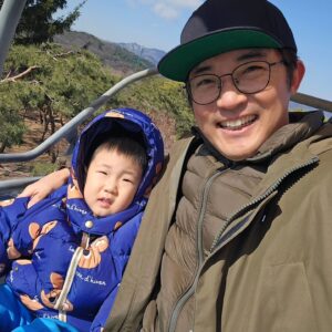 Ahn Jae-wook Instagram - #도현이#3살#생일#happybirthday 

미역국 끓이고,풍선 불었던 아빠와 꼭 기린과 악어.코끼리를 봐야 한다며...ㅎㅎ 
용돈으로 선물 사준 누나는 꼭 안아주고..^^;;
엄마 아빤 안 힘들었어....도현아 ~ 
사랑해 🤣😂😘😘😘💕💕💕