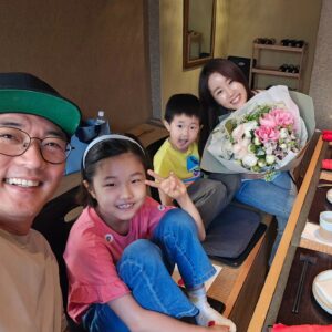Ahn Jae-wook Instagram - #6월#1일#결혼기념일#9주년#라마라마

행복한 일들만 가득하길 기도합니다..
가족 행사에 늘 예쁜 꽃다발 만들어 주시는 '라마라마'
감사해요~~^^💕😘😘😘
둘만 찍는 것도 힘드네 이젠...ㅋㅋㅋ