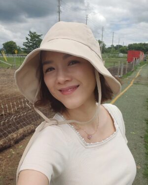 Aimee Chan Instagram - Sunshine ☀️is the best all natural mood booster! 💕Thank you to my eldest for taking  this photo for me. His height is the perfect angle for making my legs  appear longer and slimmer ! 😆 Wahahahahahaha! 

#farmlife #toronto #summer #fab4 #today