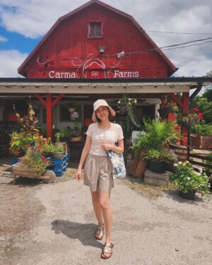 Aimee Chan Instagram - Sunshine ☀️is the best all natural mood booster! 💕Thank you to my eldest for taking  this photo for me. His height is the perfect angle for making my legs  appear longer and slimmer ! 😆 Wahahahahahaha! 

#farmlife #toronto #summer #fab4 #today