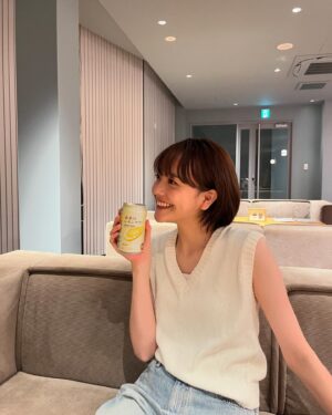 Airi Matsui Instagram - 『未来のレモンサワー』
数量限定で8/27に再発売！！！

本物レモンスライス入りで
開けた瞬間わくわくしますよね。

香りも良く、レモンは食べても美味しい🍋
そしてまた飲むととても美味しいのです。

前回、逃した！という方は急いで！！

#PR
#未来のレモンサワー
#首都圏関信越エリア数量限定発売