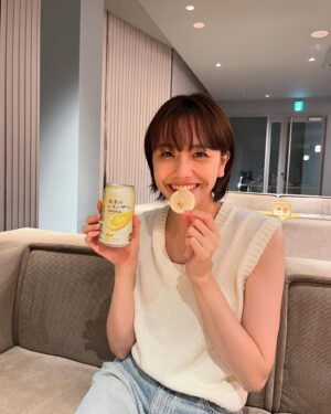 Airi Matsui Instagram - 『未来のレモンサワー』
数量限定で8/27に再発売！！！

本物レモンスライス入りで
開けた瞬間わくわくしますよね。

香りも良く、レモンは食べても美味しい🍋
そしてまた飲むととても美味しいのです。

前回、逃した！という方は急いで！！

#PR
#未来のレモンサワー
#首都圏関信越エリア数量限定発売