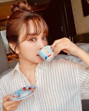 Aisa Senda Instagram - -
A good cup of espresso?

MAKEUP AIRTIST @backstage_aga 
HAIR STYLIST @fluxreel_queena