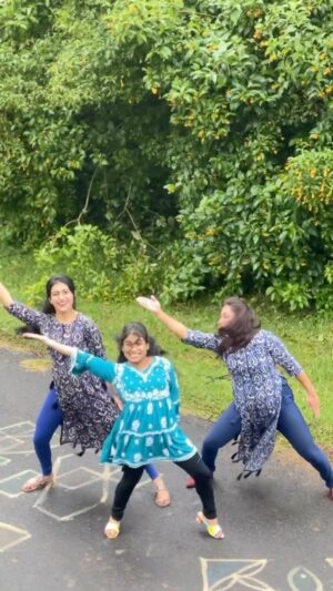 Aishu Instagram - Kaadhu mela kathu adichu reel eduthom🥶
#kaathumela