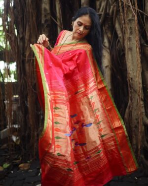 Aishwarya Narkar Instagram - ♥️♥️♥️♥️

Thank you @verymuchindian.official  for this beautiful silk paithan❤️i❤️

Captured by @shrutisbagwe ♥️😘

.....

#aishwaryanarkar
 #saree #sareestyles #love#trend#marathi #instagram #fashion#style
#feel#vibe