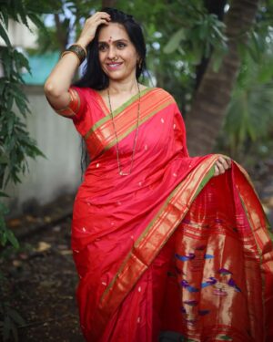 Aishwarya Narkar Instagram - ♥️♥️♥️♥️

Thank you @verymuchindian.official  for this beautiful silk paithan❤️i❤️

Captured by @shrutisbagwe ♥️😘

.....

#aishwaryanarkar
 #saree #sareestyles #love#trend#marathi #instagram #fashion#style
#feel#vibe