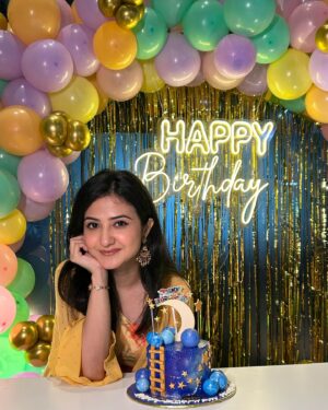 Aishwarya Sen Instagram - A year wiser, a year cuter! 
Ready to rock another year of cuteness and Fun.
So nothing better than starting it with a bite of @cakes.kolkata 🥳🥰

#birthdaynight #birthdaypost #happy #blessed #cakes #celebration