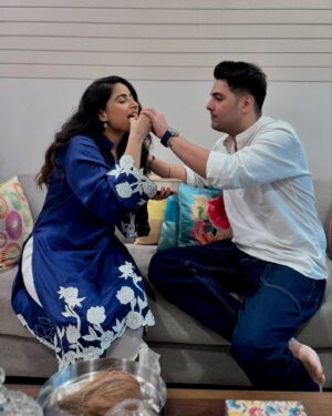 Aishwarya Sharma Bhatt Instagram - Happy rakhshabandhan Veeraaa 🧿❤️

#rakhi #rakshabandhan #rakshabandhan2024 #aishwaryasharma #vihanverma #sharmaverma #bhaibehen #love