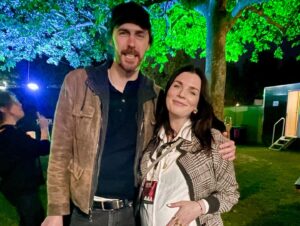 Aisling Bea Instagram - Took the family (both pre-born and post-born) to see OLLLLLD Uncle Hoz play to over 50,000 people,  which was pretty bloody magical and special. 🎵 🇮🇪 ♥️ 🧔🏻‍♀️👩🏻

If you do not know Andrew’s “Too Sweet For Me” is the first number 1 in America by an Irish artist since Sinéad O’Connor’s “Nothing Compares 2 U” in 1990. And so there he belongs. 

A particular thanks to powerhouse @caroline_downey1 for making me a little “pregnant princess platform” (PPP) from where I could sit and also stand up and help with backing vocals when needed, which I assumed was always.