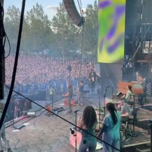 Aisling Bea Instagram - Took the family (both pre-born and post-born) to see OLLLLLD Uncle Hoz play to over 50,000 people,  which was pretty bloody magical and special. 🎵 🇮🇪 ♥️ 🧔🏻‍♀️👩🏻

If you do not know Andrew’s “Too Sweet For Me” is the first number 1 in America by an Irish artist since Sinéad O’Connor’s “Nothing Compares 2 U” in 1990. And so there he belongs. 

A particular thanks to powerhouse @caroline_downey1 for making me a little “pregnant princess platform” (PPP) from where I could sit and also stand up and help with backing vocals when needed, which I assumed was always.