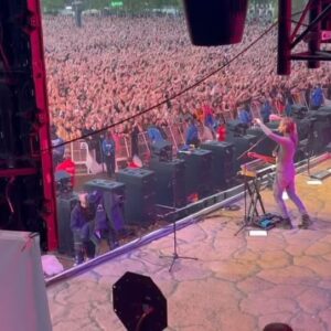 Aisling Bea Instagram - Took the family (both pre-born and post-born) to see OLLLLLD Uncle Hoz play to over 50,000 people,  which was pretty bloody magical and special. 🎵 🇮🇪 ♥️ 🧔🏻‍♀️👩🏻

If you do not know Andrew’s “Too Sweet For Me” is the first number 1 in America by an Irish artist since Sinéad O’Connor’s “Nothing Compares 2 U” in 1990. And so there he belongs. 

A particular thanks to powerhouse @caroline_downey1 for making me a little “pregnant princess platform” (PPP) from where I could sit and also stand up and help with backing vocals when needed, which I assumed was always.