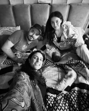 Aislinn Derbez Instagram - Tessa me hizo tía por primera vez en mi vida🥹😍
y es una delicia eso de tenerla pegada unas horas y después poder regresársela a sus papás😂 

Recibo sus mejores consejos para tías primerizas en los comments gracias😁👇🏼