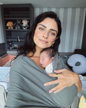 Aislinn Derbez Instagram - Tessa me hizo tía por primera vez en mi vida🥹😍
y es una delicia eso de tenerla pegada unas horas y después poder regresársela a sus papás😂 

Recibo sus mejores consejos para tías primerizas en los comments gracias😁👇🏼
