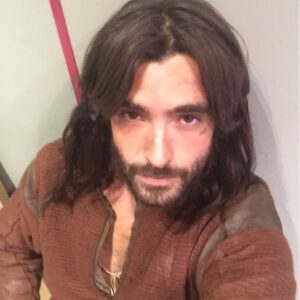 Aitor Luna Instagram - Último día de melena.....últimos días de grabación.....últimas horas de #arnauestanyol ....#tornado de #emociones......