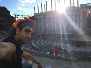 Aitor Luna Instagram - Despidiendo al #sol desde este lugar #sagrado ....vamos que nos vamos....#alejandromagno @festivaldemerida