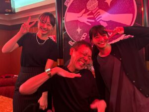 Akane Sakanoue Instagram - .
やっとやっと！
初めてのスナック玉ちゃん
3人でまた集まることができましたっ
もちろんスタッフさんたちも一緒にね！
来れた人も来れなかった人もみんな
いつまでも町中華チームが私は大好き！
このホッとする感じが久しぶりで、
楽しい会でした☺️

#町中華で飲ろうぜ