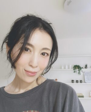 Akiko Hinagata Instagram - 雨の日は髪のクセをルーズなアップで
肌はパウダー少なめでしっとり
湿気の多い季節のヘアメイク
#ヘアメイク