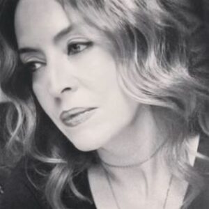 Akın Akınözü Instagram - Ben inancımı kaybettim. Karşılıksız sevilmeyi kaybettim. Masumiyetimi kaybettim. Umudumu kaybettim. Amacımı kaybettim. Yolumu kaybettim. Mücadelemi kaybettim. Geçmişimi kaybettim. Hayallerimi kaybettim. Heyecanımı kaybettim. Yuvamı kaybettim. Kahramanımı kaybettim. Çocukluğumu kaybettim. Meleğimi kaybettim. Ve ilk gerçek aşkımı kaybettim.
Çünkü ben seni kaybettim… 
Bundan sonra hayat benim için hep buruk ve hep eksik olacak… 
Tek kalan ise sana duyduğum sonsuz “ÖZLEM”❤️
Oğlun