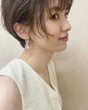 Akina Minami Instagram - こないだ横浜ワールドポーターズ行った時、大好きな　@leonardsjapan のマラサダ買ったよ😋
ハワイに行ったら絶対食べるレナーズが横浜で食べれるの嬉しい🙌🏻
ちょうど揚げたてで最高においしかった😋😋

この日のお洋服は
セットアップ
@diagramofficial
靴
@randa_pic
ピアス
@sorbet_accessory