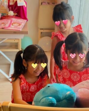 Akira Ishida Instagram - 今日は双子ちゃんの誕生日。三女ちゃん羨ましそう。

#誕生日
#石田たち
#三姉妹
