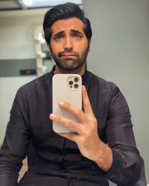 Akshay Oberoi Instagram - The Actor’s Routine: Hurry up and wait!

We wait to get the job, we wait for the job to start, we wait while on the job, we wait for that job to release, and finally, we repeat the process 🔁

This is what happens when you keep an actor in his vanity for too long... he starts doing vain things! 😂🤷🏽‍♂️

#Patience #ActorLife #Vanity #Van #Waiting