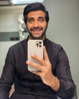 Akshay Oberoi Instagram - The Actor’s Routine: Hurry up and wait!

We wait to get the job, we wait for the job to start, we wait while on the job, we wait for that job to release, and finally, we repeat the process 🔁

This is what happens when you keep an actor in his vanity for too long... he starts doing vain things! 😂🤷🏽‍♂️

#Patience #ActorLife #Vanity #Van #Waiting