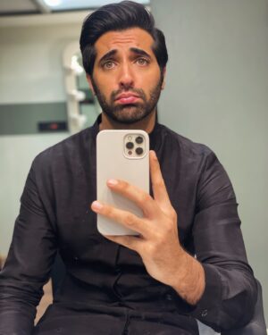 Akshay Oberoi Instagram - The Actor’s Routine: Hurry up and wait!

We wait to get the job, we wait for the job to start, we wait while on the job, we wait for that job to release, and finally, we repeat the process 🔁

This is what happens when you keep an actor in his vanity for too long... he starts doing vain things! 😂🤷🏽‍♂️

#Patience #ActorLife #Vanity #Van #Waiting