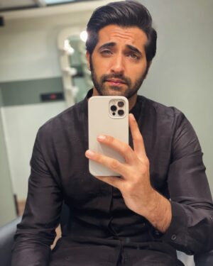 Akshay Oberoi Instagram - The Actor’s Routine: Hurry up and wait!

We wait to get the job, we wait for the job to start, we wait while on the job, we wait for that job to release, and finally, we repeat the process 🔁

This is what happens when you keep an actor in his vanity for too long... he starts doing vain things! 😂🤷🏽‍♂️

#Patience #ActorLife #Vanity #Van #Waiting