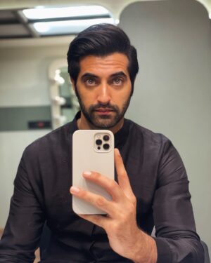 Akshay Oberoi Instagram - The Actor’s Routine: Hurry up and wait!

We wait to get the job, we wait for the job to start, we wait while on the job, we wait for that job to release, and finally, we repeat the process 🔁

This is what happens when you keep an actor in his vanity for too long... he starts doing vain things! 😂🤷🏽‍♂️

#Patience #ActorLife #Vanity #Van #Waiting