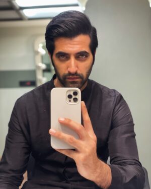 Akshay Oberoi Instagram - The Actor’s Routine: Hurry up and wait!

We wait to get the job, we wait for the job to start, we wait while on the job, we wait for that job to release, and finally, we repeat the process 🔁

This is what happens when you keep an actor in his vanity for too long... he starts doing vain things! 😂🤷🏽‍♂️

#Patience #ActorLife #Vanity #Van #Waiting