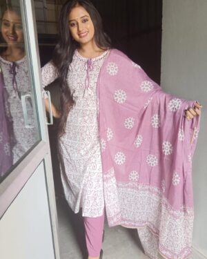 Akshaya Kandamuthan Instagram - Beautiful kurthi from @_lady_love_29 ❤️🥰
