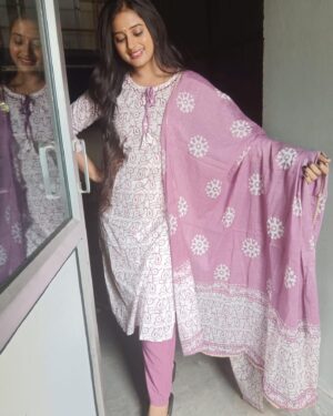 Akshaya Kandamuthan Instagram - Beautiful kurthi from @_lady_love_29 ❤️🥰