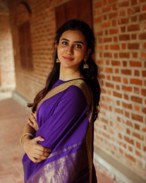 Akshaya hariharan Instagram - Saree and soulful songs✨💜