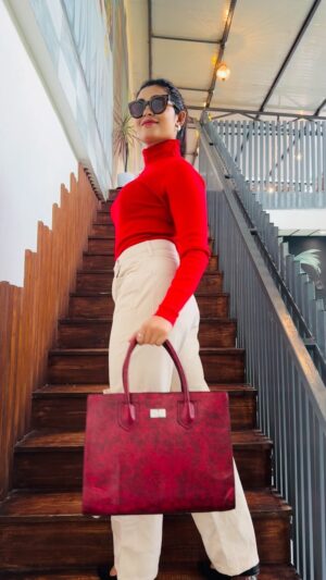 Akshita Bopaiah Instagram - @kleio.world  brings an iconic , fashion and fun mixed collection for women .
Cyril laptop compartment tote bag is beautiful and functional bag 💼 

#fashionstyle #bags #lifestyle #laptop #collections #kleio #styleicon