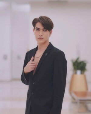 Alan Campana Instagram - ขอบคุณ​สำหรับโอกาสดีๆ ที่ให้ผมได้มาร่วมงานชมภาพยนตร์ รอบปฐมทัศน์​ เรื่อง "The One Hundred ๑๐๐ร้อยขา" มากๆเลยนะครับ 🙏 ลุ้นตลอดทั้งเรื่อง ภาพสวยสมจริงมากครับ แนะนำให้ทุกคนไปดูกัน วันนี้ในโรงภาพยนตร์​ 
และต้องขอขอบคุณ​เสื้อสูทเท่ๆ จาก HLA​ Thailand​ ใส่สบายมากครับ 🥰
#๑๐๐ร้อยขา #Theonehundred
#hlathailand
#hbltheseries #รักชอบเจ็บ
#jinloe