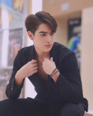 Alan Campana Instagram - ขอบคุณ​สำหรับโอกาสดีๆ ที่ให้ผมได้มาร่วมงานชมภาพยนตร์ รอบปฐมทัศน์​ เรื่อง "The One Hundred ๑๐๐ร้อยขา" มากๆเลยนะครับ 🙏 ลุ้นตลอดทั้งเรื่อง ภาพสวยสมจริงมากครับ แนะนำให้ทุกคนไปดูกัน วันนี้ในโรงภาพยนตร์​ 
และต้องขอขอบคุณ​เสื้อสูทเท่ๆ จาก HLA​ Thailand​ ใส่สบายมากครับ 🥰
#๑๐๐ร้อยขา #Theonehundred
#hlathailand
#hbltheseries #รักชอบเจ็บ
#jinloe