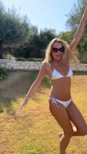 Alan Carr Instagram - More madness from us.  #Tin-mandy 
@chattyman 
Honestly I think we’ve lost the plot 😝
BTW this isn’t an ad for @aperolspritzuk -although it bloody should be!😂🇬🇷🍊 silver bikini from @melissaodabash 🩶