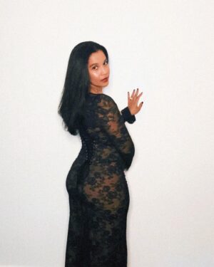 Alana Monteiro Instagram - 2 0 2 4 E N E R G Y 🖤🖤🖤🖤🎉🎉🎉

DRESS @HOUSEOFCB 👗 
LIPSTICK @CLINIQUE 💄